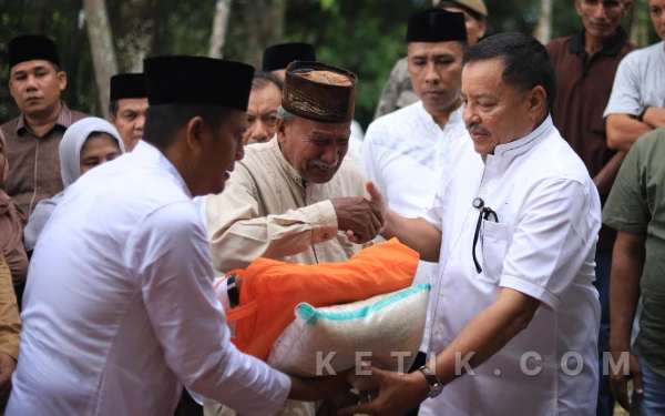 Thumbnail Berita - Tangis Haru Pecah di Hari Raya, Ali Akbar Tak Kuasa Rumahnya Dikunjungi Bupati TRK