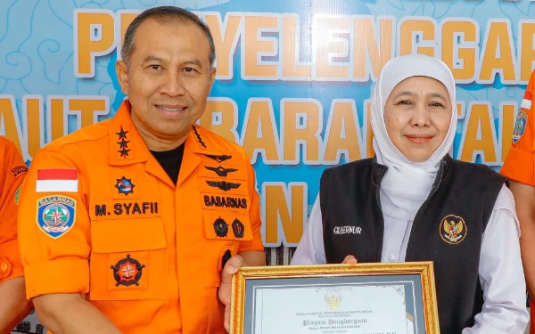 Thumbnail Berita - Diapresiasi BASARNAS! Gubernur Khofifah Terima Penghargaan Atas Dukungan Operasi Penyelamatan Korban Reruntuhan Al Khoziny