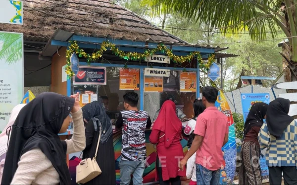 Thumbnail Berita - Wisata Pantai Lon Malang Sampang Dipadati Ribuan Pengunjung pada H+1 Lebaran 2026