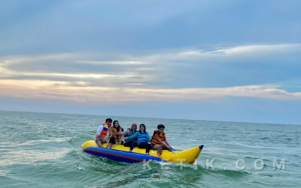 Thumbnail Berita - Libur Idulfitri, Pantai Lon Malang Sampang Tawarkan Banana Boat dan Beragam Hiburan untuk Wisatawan