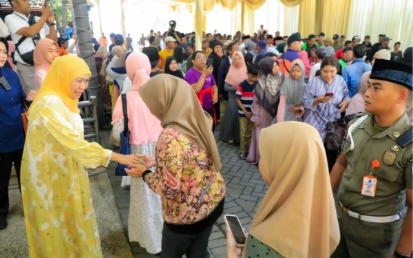 Thumbnail Berita - Hari Kedua Lebaran, Warga Padati Kediaman Gubernur Khofifah di Jemursari