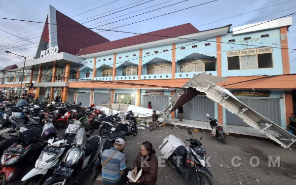 Thumbnail Berita - Proyek "Roro Jonggrang" Pasar Ploso Jombang, Ambruk dalam Tiga Bulan, DPRD: Ada yang Tak Beres!