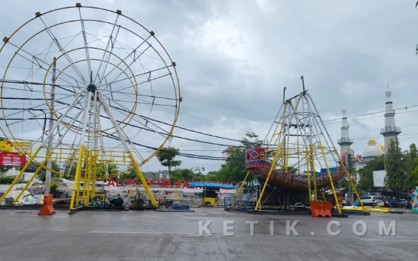 Thumbnail Berita - Jelang Syawalan Kaliwungu, Deretan Wahana Permainan Mulai "Serbu" Alun-Alun Kendal