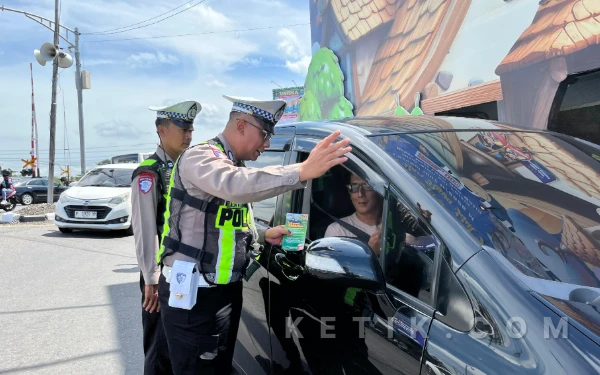 Hari Kedua Lebaran, Polisi Sapa Pemudik di Simpang Mengkreng, Pastikan Perjalanan Aman dan Lancar