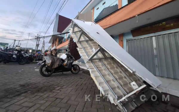 Thumbnail Berita - Kanopi Pasar Ploso Jombang Roboh, Praktisi Hukum Sebut Ada Potensi Jerat Pidana