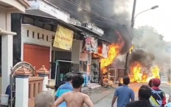 Thumbnail Berita - Kebakaran Pom Mini di Campurejo Gresik Hanguskan Rumah dan Motor