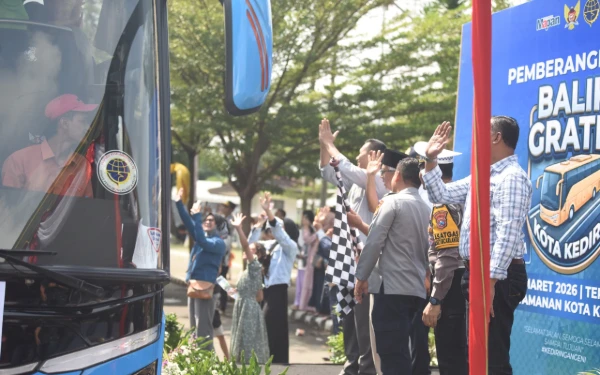 Thumbnail Berita - Balik Gratis 2026 Jadi Solusi, Wawali Kediri Gus Qowim Berangkatkan Pemudik Menuju Jakarta dan Surabaya