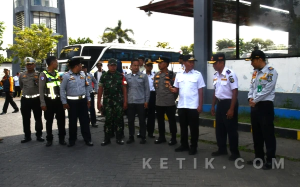 Thumbnail Berita - Asa di Balik Jendela Bus: Wabup Tulungagung Lepas Ratusan Pemudik Balik Gratis 2026