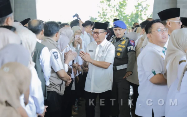 Thumbnail Berita - Bupati Bandung dan Forkopimda Turun Panggung Bersalaman dengan ASN