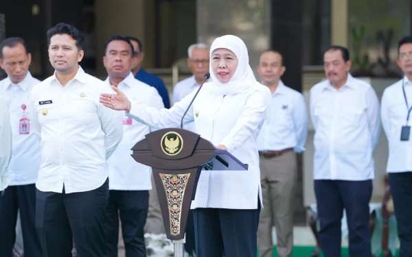 Thumbnail Khofifah Pimpin Apel ASN Pasca Libur Lebaran, Tekankan Pelayanan Harus Maksimal Meski WFH