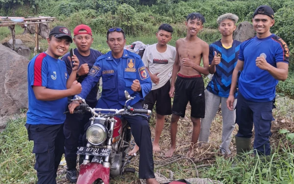 Thumbnail Berita - Motor CB Kesayangan Tercebur ke Kolam, Pemuda di Jember Rela Bermalam 2 Hari