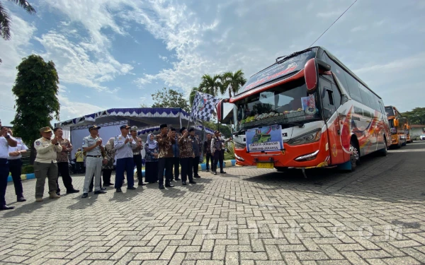 Thumbnail Berita - Dishub Jombang Berangkatkan 300 Peserta Balik Gratis ke Jabodetabek Usai Lebaran
