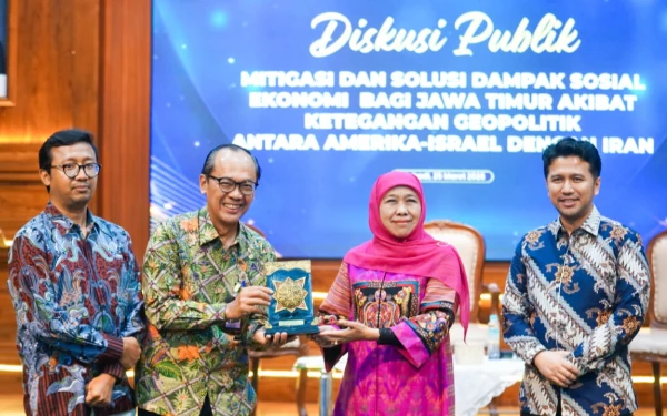 Thumbnail Berita - Khofifah Diskusi Publik Bersama Bupati dan Wali Kota se-Jatim, Siapkan Strategi Hadapi Dinamika Geopolitik