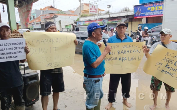Thumbnail Berita - Geram Terus Dilanda Banjir, Warga Brebes Gelar Aksi Keprihatinan di Tengah Genangan Air