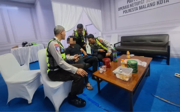 Thumbnail Aksi Sigap Polisi Selamatkan Pemuda Nyaris Lompat di Jembatan Soehat Malang