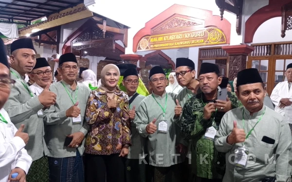 Thumbnail Berita - Lautan Manusia Padati Bukit Jabal, Ribuan Peziarah Hadiri Haul Kiai Guru di Kaliwungu