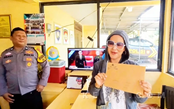Thumbnail Berita - Artis Maria Eva Laporkan Kehilangan Kartu ATM di Bondowoso, Pelayanan Polisi Tuai Apresiasi