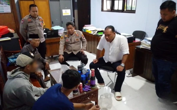 Thumbnail Berita - Kondusif! Kesadaran Meningkat, Warga Salakbrojo Pekalongan Serahkan Petasan Secara Sukarela ke Polisi