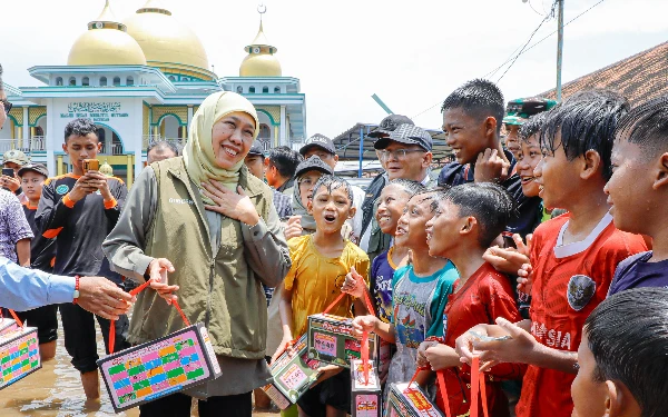 Thumbnail Berita - Ribuan Warga Terdampak! Gubernur Khofifah ke Lokasi Terparah Sekaligus Bagikan Sembako ke Korban Banjir Pasuruan
