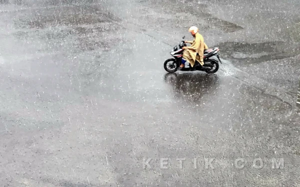 Thumbnail Berita - Kota Surabaya, Mojokerto dan Jombang Diprakirakan Hujan Ringan pada Jumat 27 Maret 2026, Cek Info Cuaca Jawa Timur