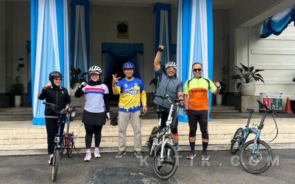 Thumbnail Berita - Beri Contoh Nyata, Sekda Erik dan ASN Kota Malang Kompak 'Gowes' ke Kantor Demi Hemat BBM