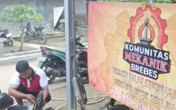 Thumbnail Berita - Ringankan Beban Warga, Komunitas Mekanik Brebes Gelar Servis Motor Gratis Pasca Banjir Ketanggungan