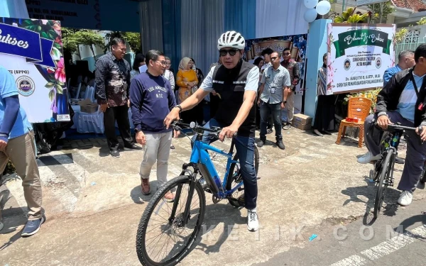 Thumbnail Berita - Hemat BBM, Wali Kota Malang Tinjau Peresmian SPPG dengan Bersepeda