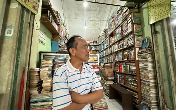 Thumbnail Cerita Pedagang Buku di Pasar Velodrome Kota Malang, Tetap Bertahan Meski Penjualan Kian Sepi