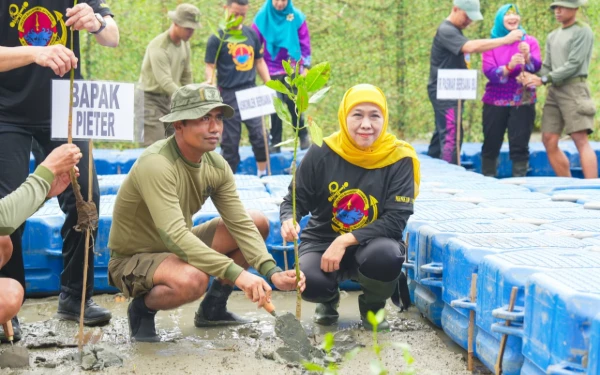 Thumbnail Berita - Jaga Ekosistem Pesisir, Gubernur Khofifah Bersama Komandan Pasmar 2 Gelar Bersih Pantai dan Tanam Mangrove di Surabaya