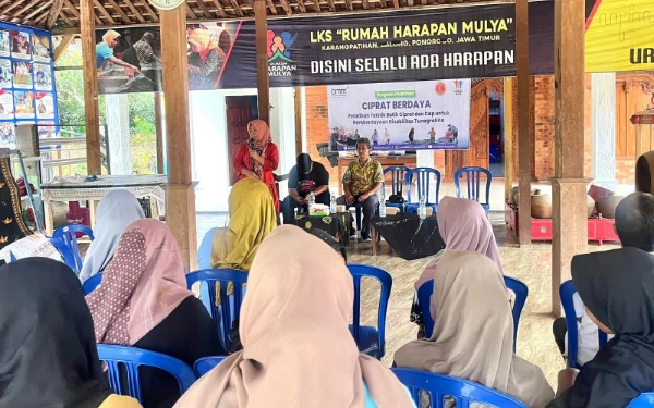 Thumbnail Berita - Pengrajin Difabel di Ponorogo Kembangkan Batik Ciprat Lewat Program Pemberdayaan