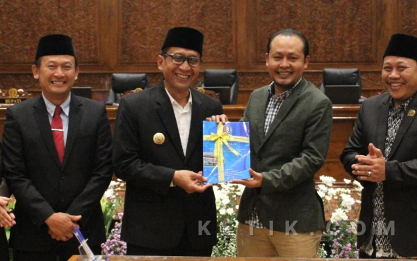 Thumbnail Berita - DPRD Bojonegoro Kritik Data Bansos dan Layanan Kesehatan, Bupati Siap Tindak Lanjuti