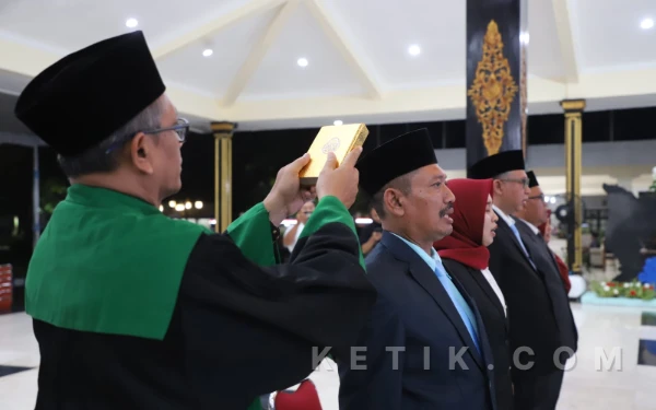 Thumbnail Berita - 5 Pejabat Eselon II Dilantik Malam Hari, Bupati Jombang Warsubi: Tak Ada Ruang Titipan