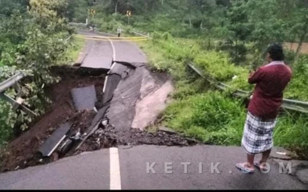 Thumbnail Berita - Jembatan menuju Air Terjun Madakipura Ambruk, Dua Warga Terluka