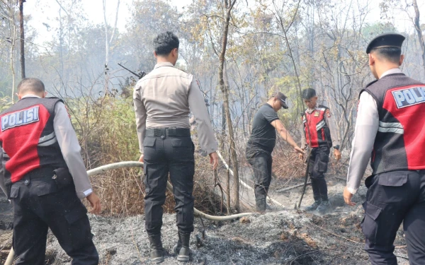 Polda Kepri dan Tim Gabungan Sukses Kendalikan Kebakaran Lahan 5 Titik di Kota Batam