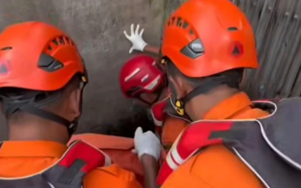 Thumbnail Berita - Tim Call 112 Surabaya Evakuasi Jenazah Wanita di Bozem Bratang Barata Jaya