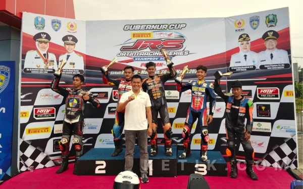 Thumbnail Berita - Manajer Mario Aji Serahkan Tropi Juara di Ajang Kejurprov Jatim Racing Series 2026