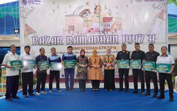 Thumbnail Berita - Pegawai Kementerian ATR/BPR Terima Santunan dalam Momen Bazar Ramadan