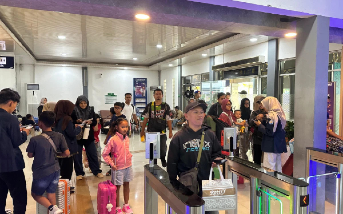 Thumbnail Berita - Arus Balik Lebaran 2026, Ribuan Penumpang Padati Stasiun Daop 8 Surabaya