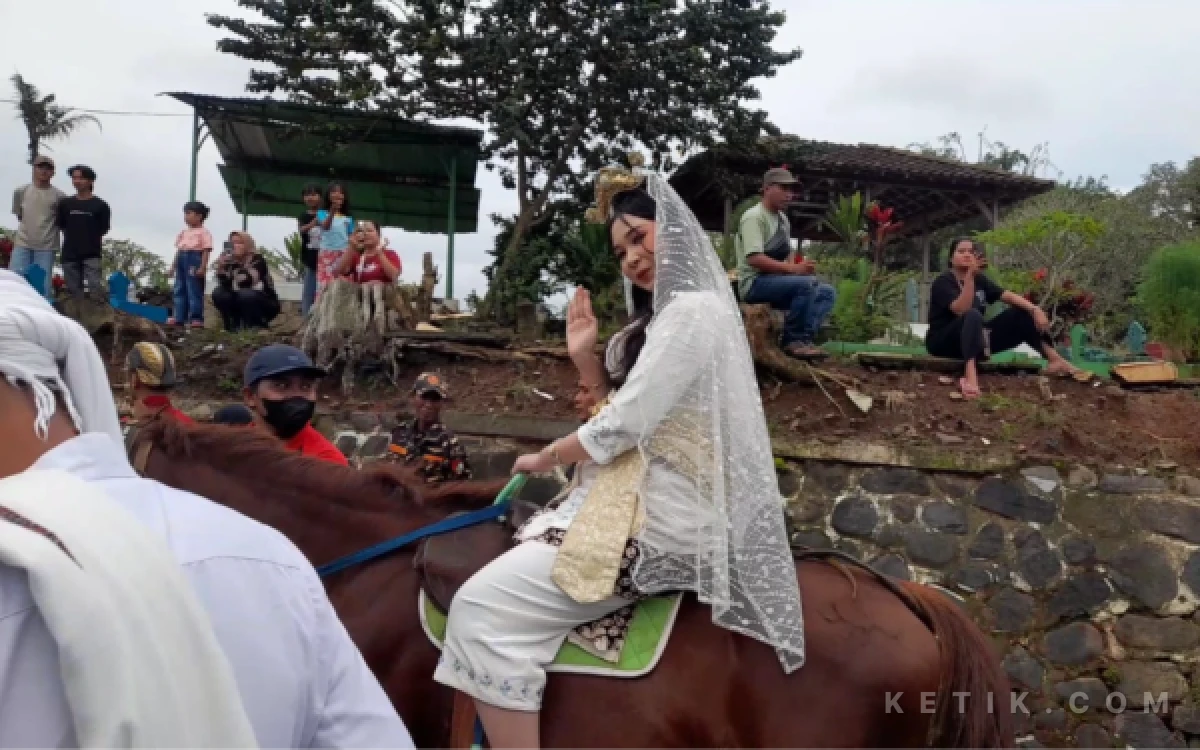 Thumbnail Berita - Rayakan Syawal, Ribuan Warga Boja di Kendal Tumpah Ruah dalam Tradisi Buka Luwur Nyi Dapu