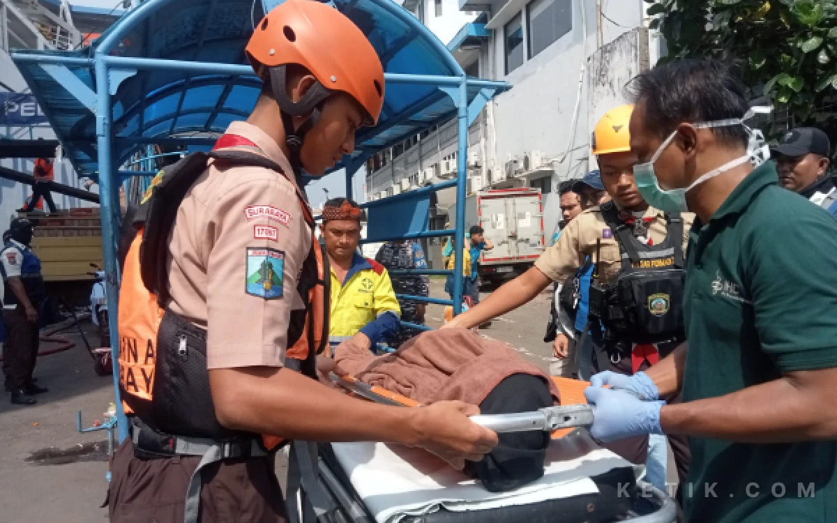 Thumbnail Berita - Di Tengah Arus Balik, Pramuka Surabaya Bantu Evakuasi Jenazah Anak 12 Tahun dari Kapal KM Awu