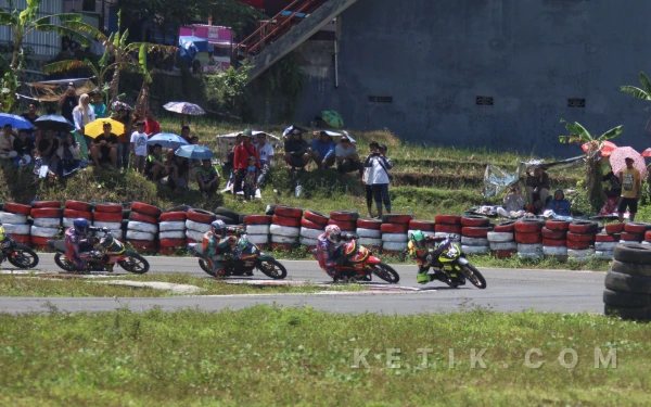 Thumbnail Berita - [FOTO] Deru Mesin Motor di Sirkuit Suryo Magetan, Bersaing Raih Juara Kejurprov Road Race Jatim 2026