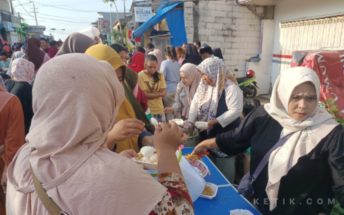 Semarak Lebaran Ketupat di Sukolilo Surabaya, Ludes Dalam 20 Menit!