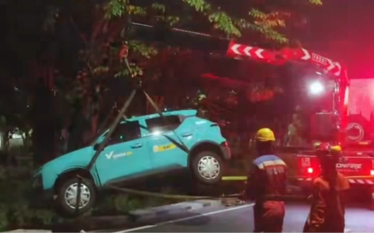 Thumbnail Berita - Mobil Terperosok ke Selokan di Jalan Gadung, Tim Call 112 Lakukan Evakuasi