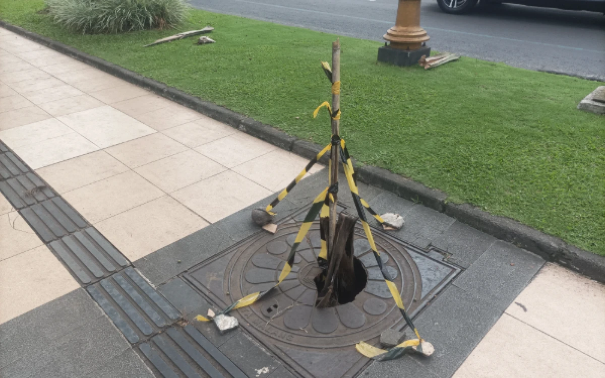 Thumbnail Berita - Sebabkan Pejalan Kaki Terperosok, Pemkot Malang Segera Perbaiki Tutup Drainase Trotoar Jalan Besar Ijen