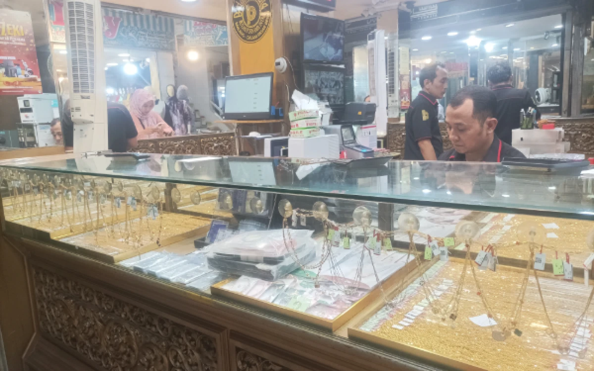 Thumbnail Berita - Harga Emas Antam di Malang Turun ke Rp3,1 Juta, Warga Ramai-ramai Borong Logam Mulia