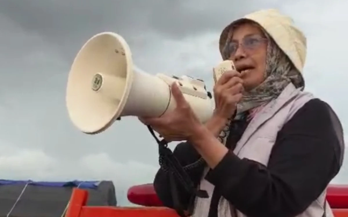 Thumbnail Berita - Tak Terduga, Pejabat Banten Imbau Wisatawan Pantai Bagedur Langsung di Lokasi