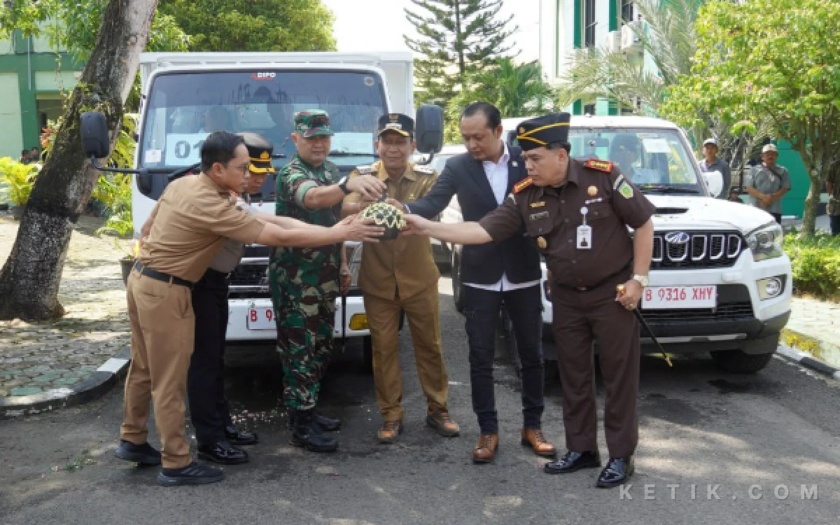 Thumbnail Berita - Hadiri Penyerahan Ratusan Kendaraan Operasional KDKMP, Ini Kata Bupati dan Dandim 0813 Bojonegoro