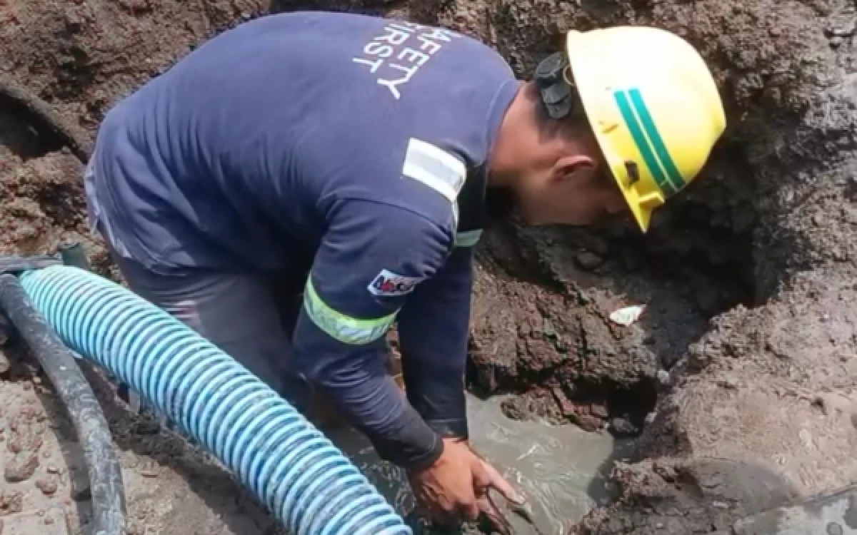 Thumbnail Berita - Aksi Sigap Perumda Air Minum Surya Sembada Layani Pipa Bocor di Merr Surabaya