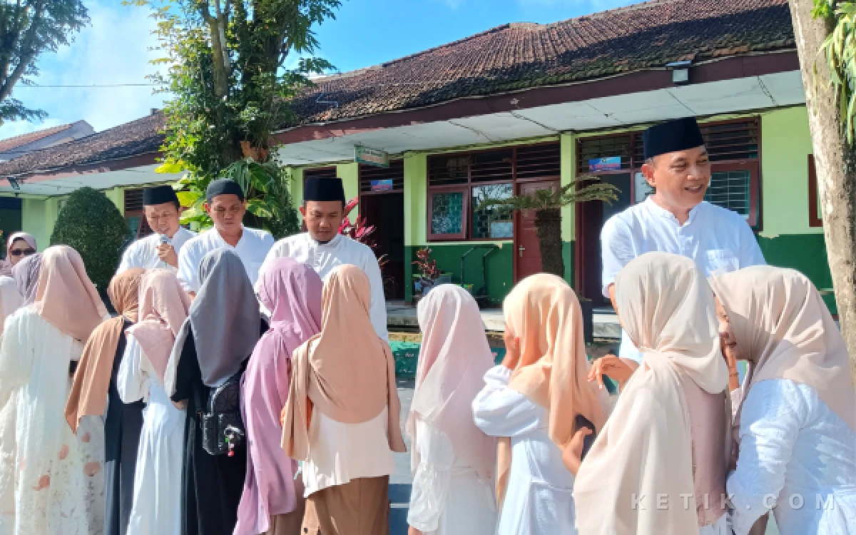 Thumbnail Berita - Pererat Tali Silaturahmi, SMPN 5 Tulungagung Gelar Halalbihalal Khidmat di Halaman Sekolah