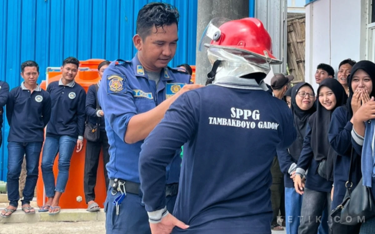 Thumbnail Berita - Tak Main-Main! SPPG Tambakboyo Tuban Gandeng Damkar Latih Relawan Hadapi Kebakaran dan Ancaman Hewan Liar di Dapur